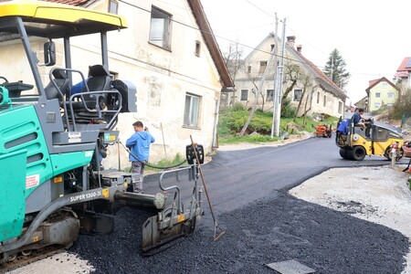 ASFALTIRANJE CESTE SKOZI TOPOL 07 FOTO LJUBO VUKELIČ